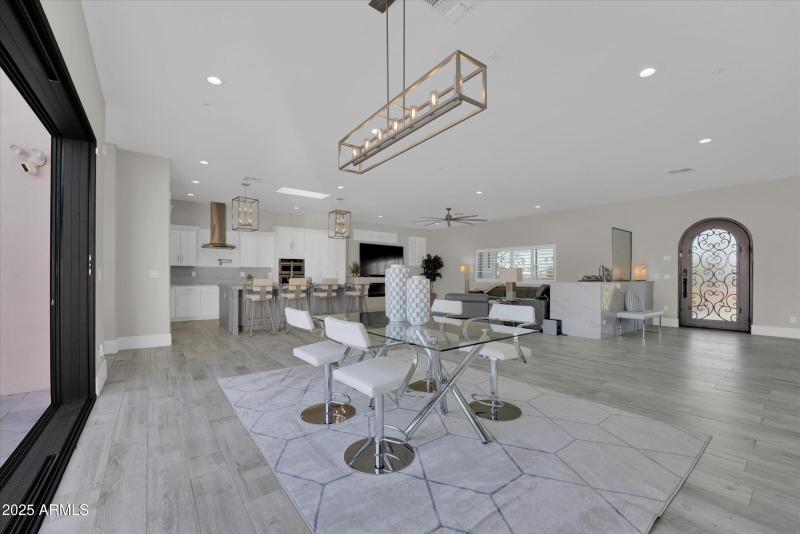 np 76 dinning kitch fr frnt door 2-25