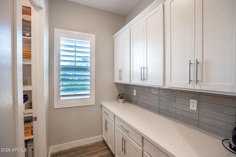 breakfast bar/kitchen nook