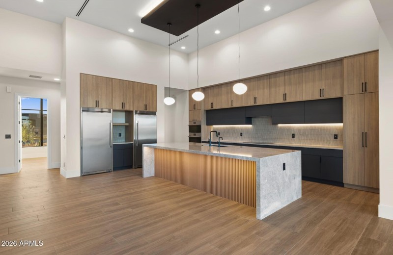 Modern Kitchen w/ Breakfast Bar