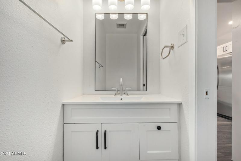 09 - Mainfloor Powder Room