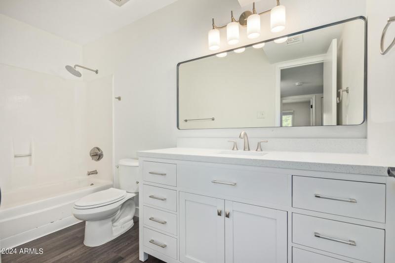 15 - Upstairs Full Bathroom