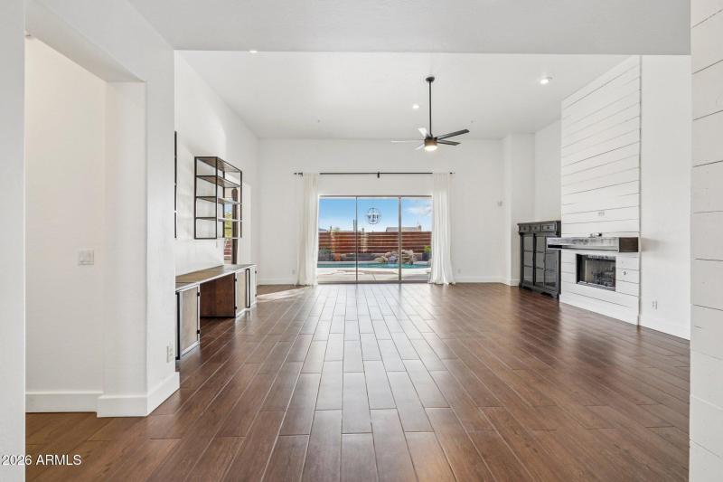 5-web-or-mls-E Mark Ln-S2301-005