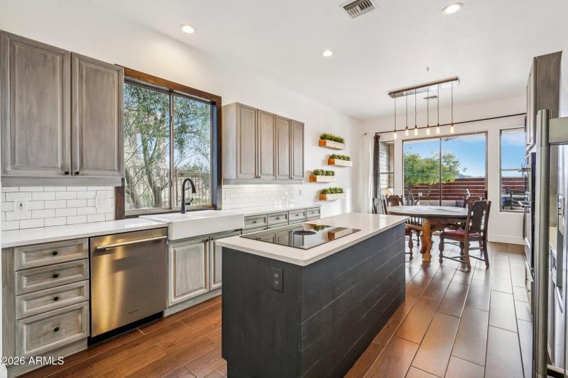 16-web-or-mls-E Mark Ln-S2301-016