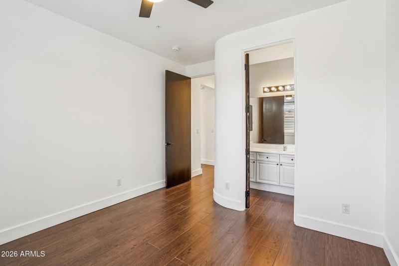 31-web-or-mls-E Mark Ln-S2301-031