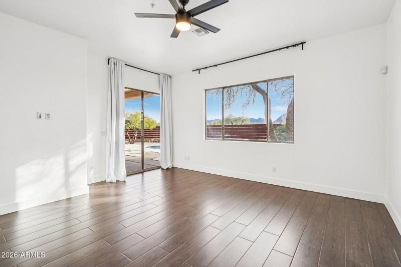 38-web-or-mls-E Mark Ln-S2301-038