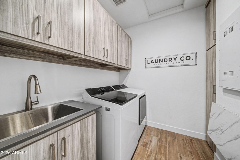 25_1330 W Via de Olivos_Laundry