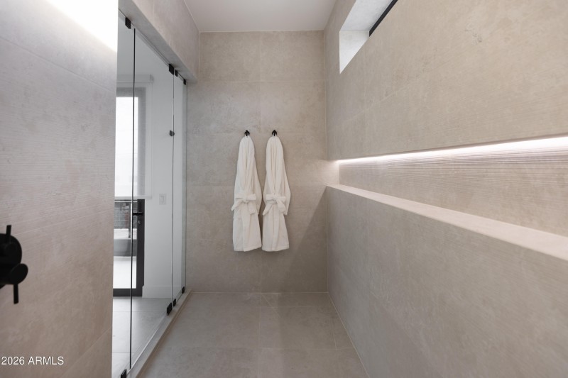 Upstairs En Suite 1 Shower