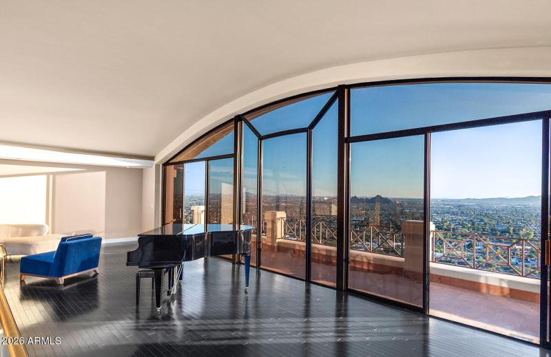 FLOOR TO CEILING WINDOWS