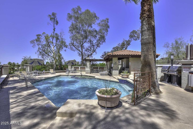 The Pointe Condos-Hilltop Pool-BBQs