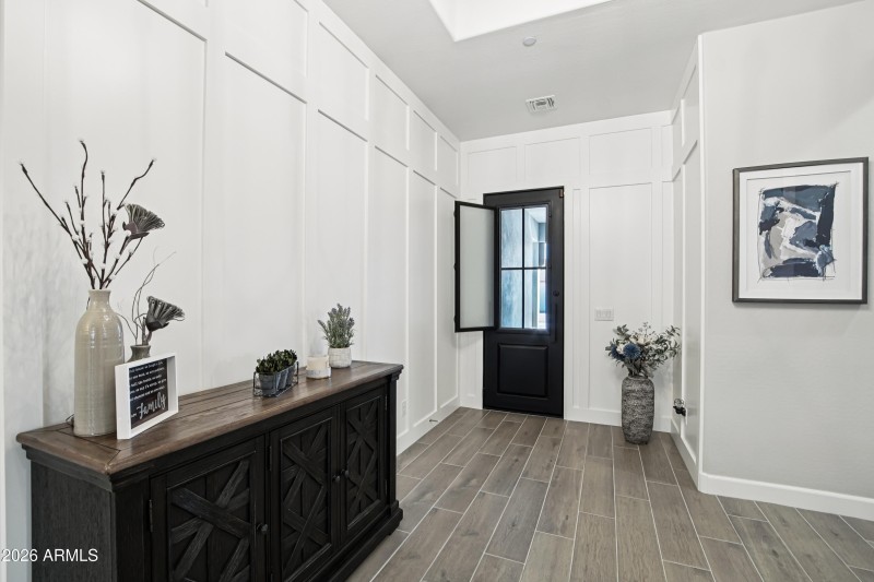 Front Entry w/breeze window