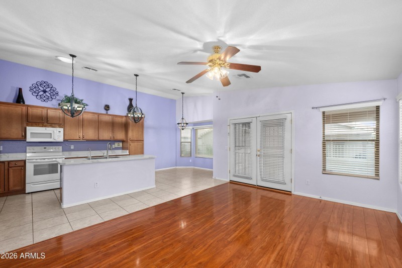 Kitchen & Eat-in nook