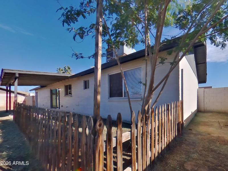 14_pc_AmWWl97boC_oM2L79ISZD_center_0