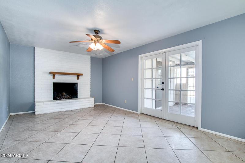 04-FAMILY ROOM WITH FIREPLACE