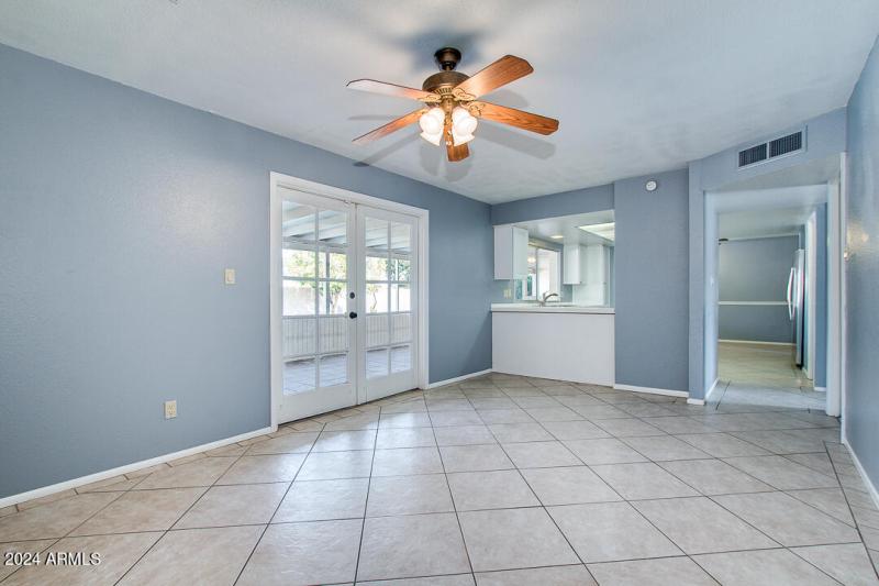 05-FAMILY ROOM WITH ARCADIA DOORS TO PAT