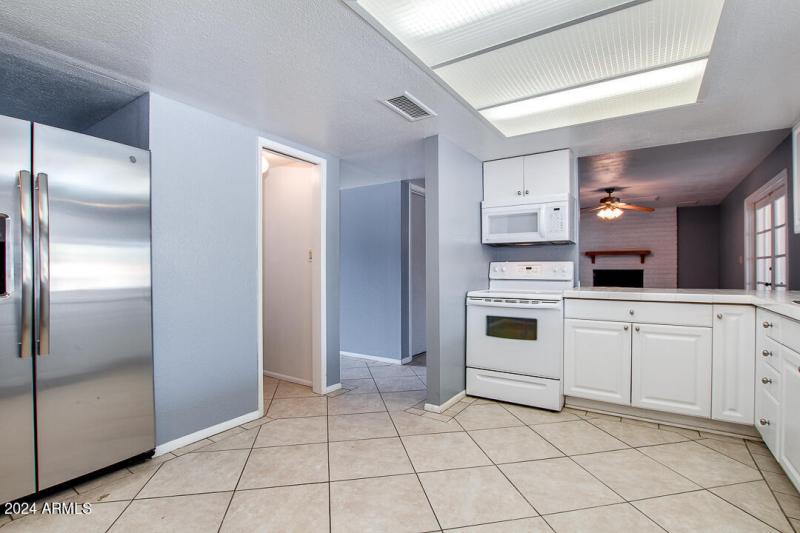 06-HUGE KITCHEN WITH ALL APPLIANCES