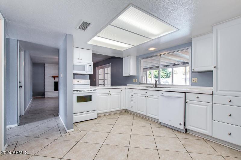 07-VIEW OF BACKYARD FROM KITCHEN