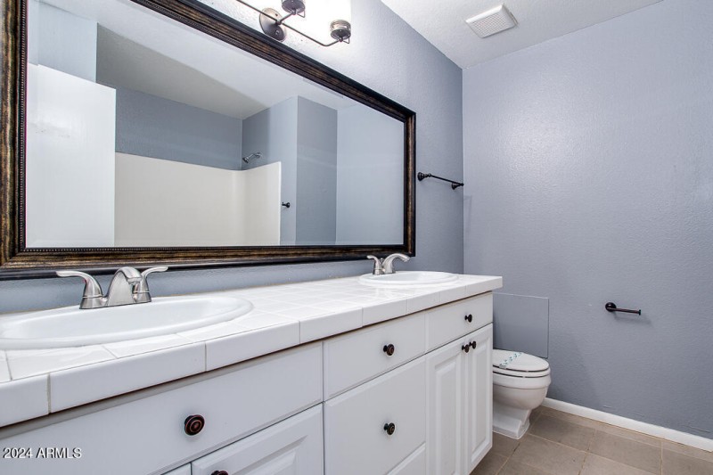 13-GUEST BATH WITH DOUBLE SINKS