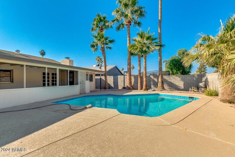 20-SPARKLING DIVING POOL