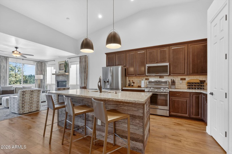 Spacious floorplan & soaring ceilings