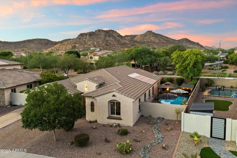 Desert Views & Private Backyard