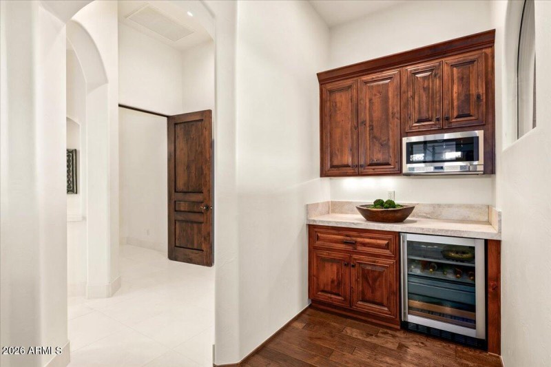 28-Primary Suite Wet Bar