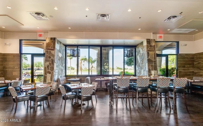 Oakwood Country Club Stone and Barrel di