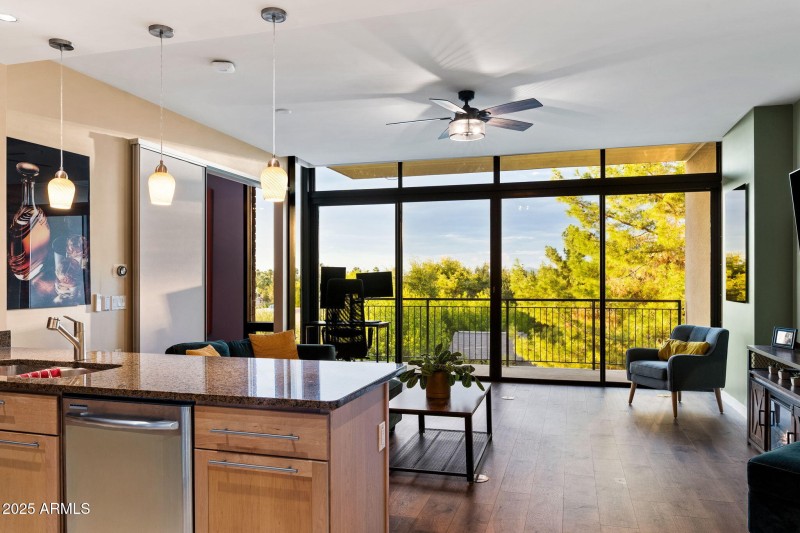 011__208 W Portland St UNIT360