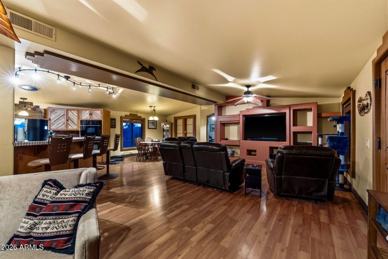 011__385 N Tomahawk Rd