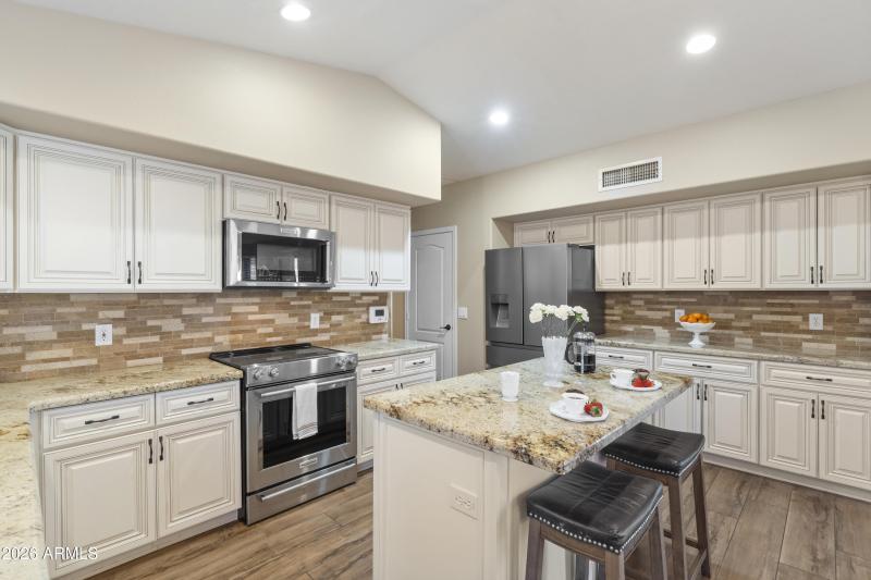 ISLAND DINING AND UPDATED APPLIANCES