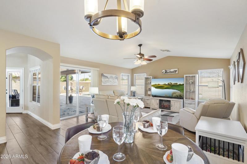 OPEN FLOOR PLAN KITCHEN & FAMILY ROOMS