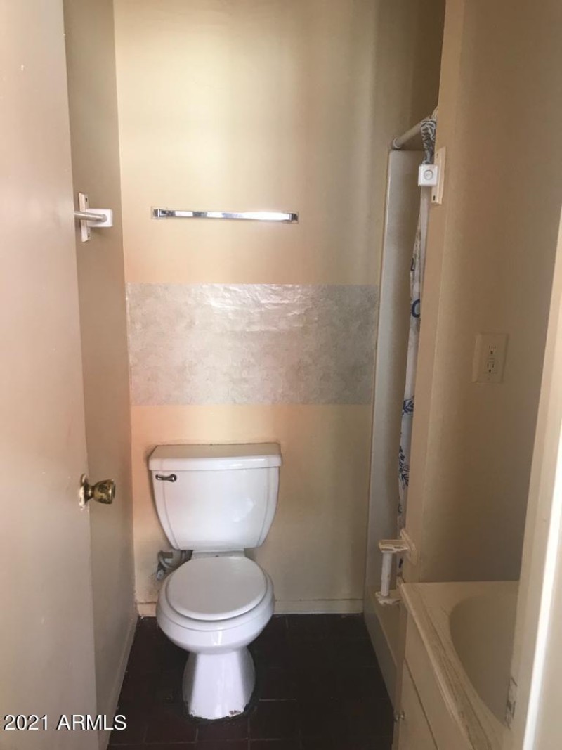 1165 10th studio bathroom