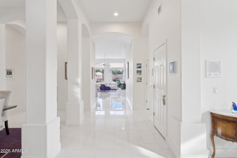 12' Soaring Ceilings