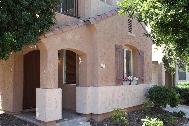 MOBILE FRONT DOOR ENTRY