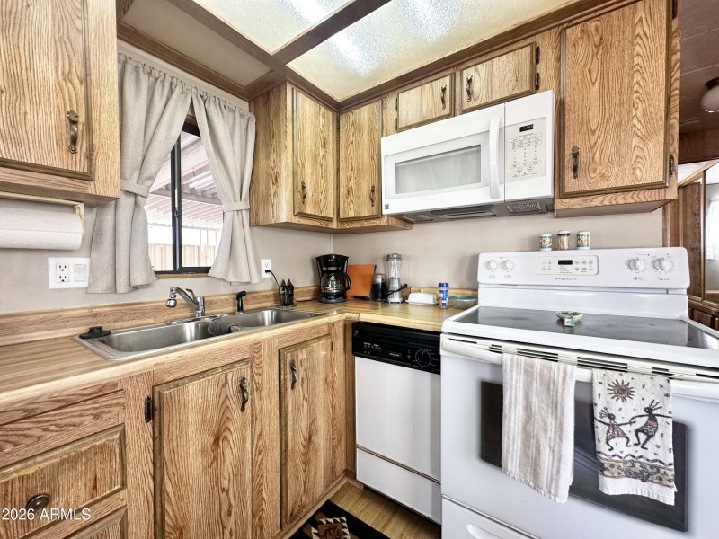 DISHWASHER! FUL SIZE STOVE!