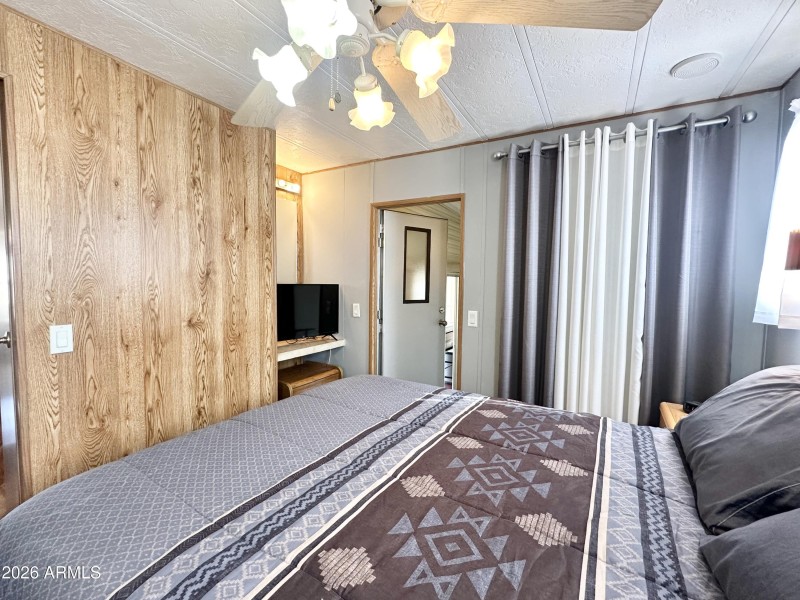 BEDROOM TV AREA/BUILT IN DESK