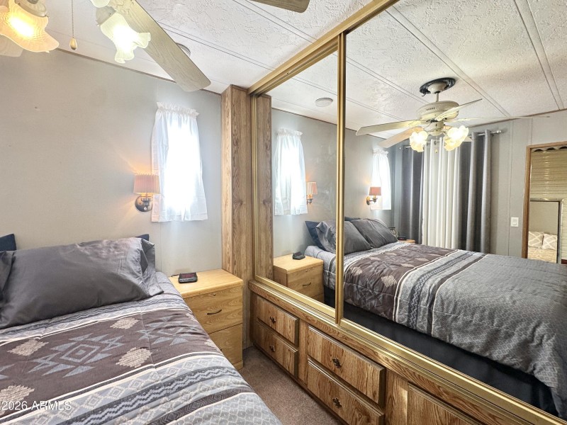 GRAND MIRRORED CLOSET