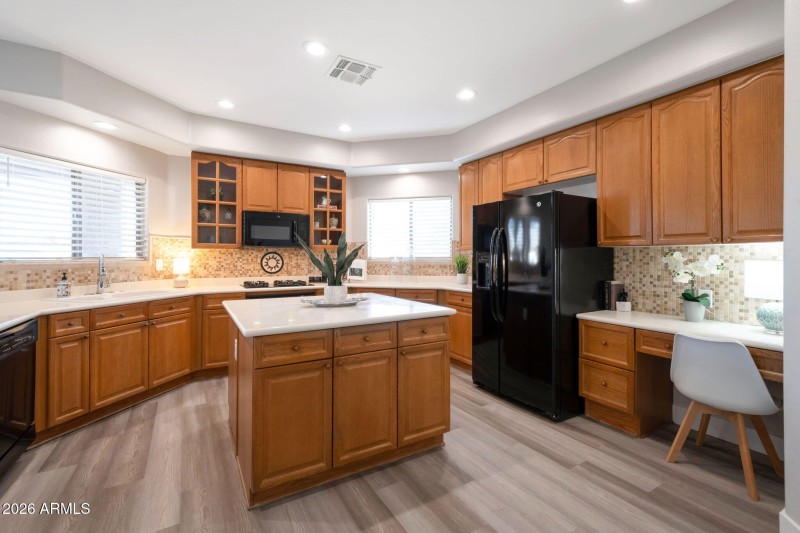 28-web-or-mls-Qp-9533