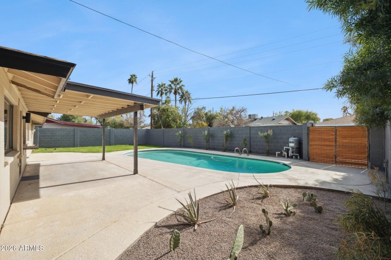 44-web-or-mls-735-e-manhatton-dr