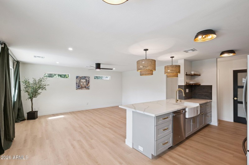 12-web-or-mls-735-e-manhatton-dr