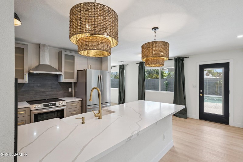 11-web-or-mls-735-e-manhatton-dr