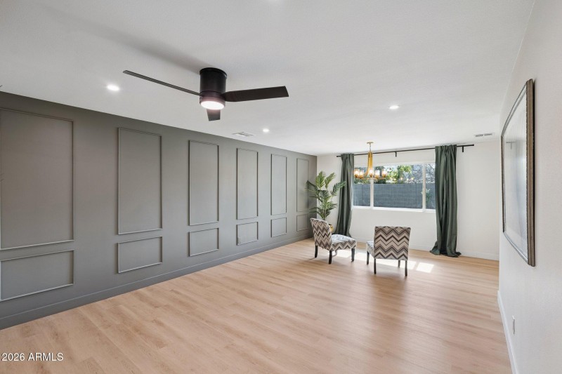 9-web-or-mls-735-e-manhatton-dr