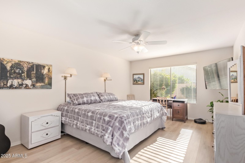 King-sized main bedroom