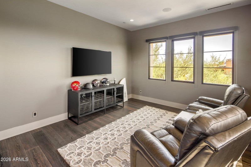 056_Spacious Office Sitting Area