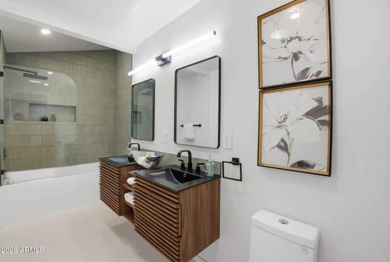 Ensuite Bathroom w Tub and Shower