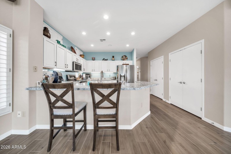 BREAKFAST BAR COUNTER