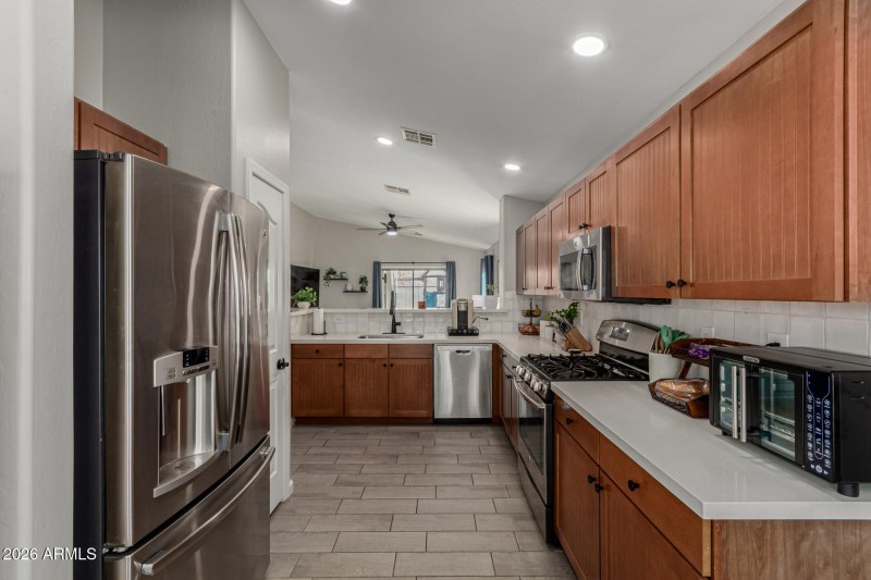 Gas Cooktop and Modern Backsplash