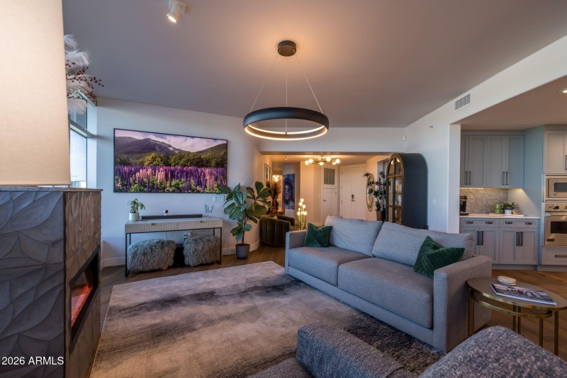 110-web-or-mls-140 E Rio Salado Pkwy 804