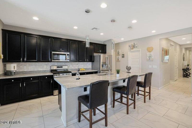 2112 S 123rd Ln pic 2