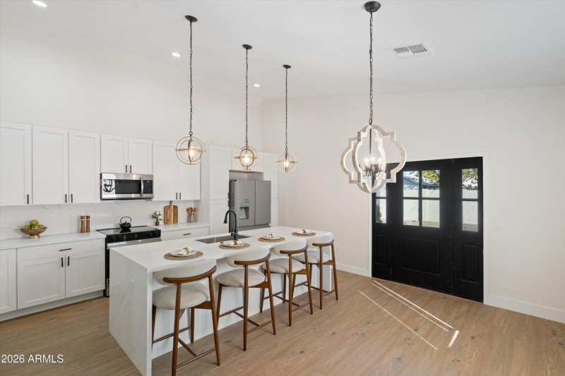 08-Dining to Kitchen