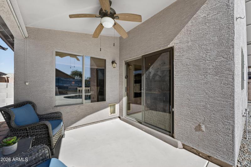 Covered porch w/ceiling fan